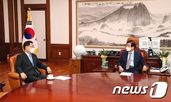 정의용 장관 예방 받은 박병석 국회의장 
