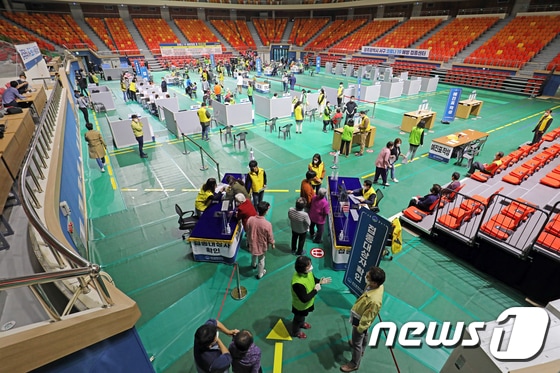 광주 서구 염주종합체육관 지역 예방접종센터. 2021.4.1/뉴스1 © News1