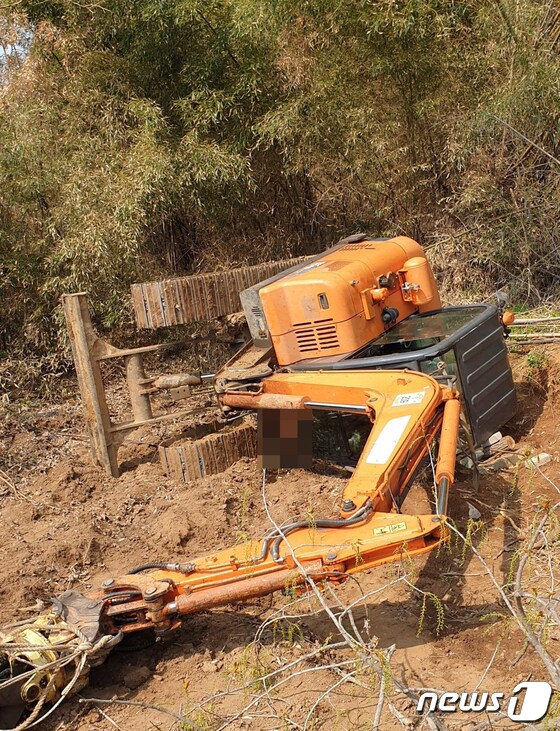 서산 지곡 한 야산에서 벌목 작업하던 굴삭기가 넘어져 기사가 깔려 사망하는 사고가 발생했다. © 뉴스1