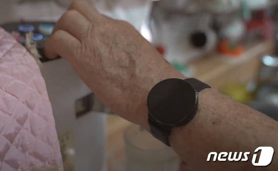 어르신의 생활패턴을 분석할 수 있는 손목시계 형태의 디바이스.(용인시 제공) © News1 