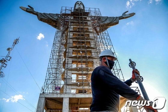 지난 9일 한 노동자가 큰 엔칸타도 예수상 건설 작업을 하고 있다. © AFP=뉴스1 © News1 박형기 기자