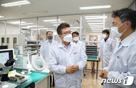 정영배 ISC회장(왼쪽)이 경기 성남 본사에서 김용래 특허청장(오른쪽)에 ISC 관련 기술을 설명하고 있다. © 뉴스1