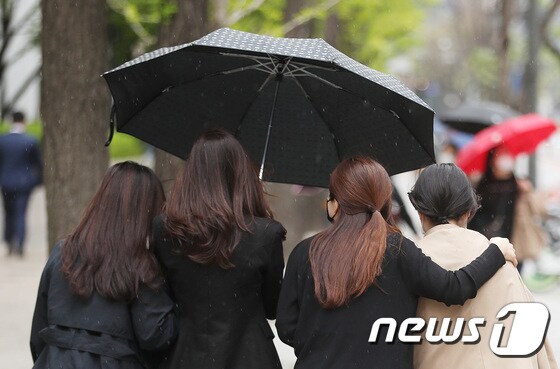 봄비가 내린 12일 서울 청계천 일대에서 우산 쓴 시민들이 발걸음을 재촉하고 있다. 2021.4.12/뉴스1 © News1 이성철 기자