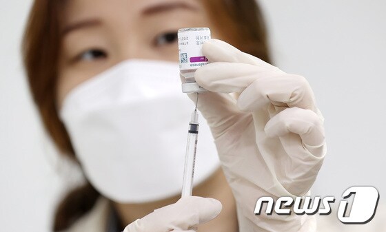 12일 서울 중랑구보건소에서 의료진이 백신 접종 준비를 하고 있다. 2021.4.12/뉴스1 © News1 박지혜 기자