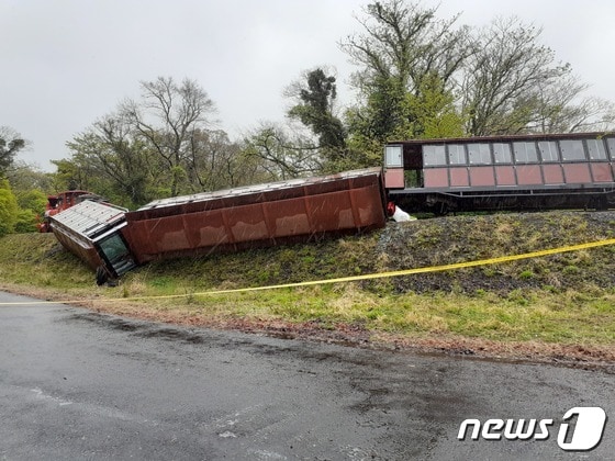 12일 오후 2시30분쯤 제주시 조천읍 교래리 에코랜드에서 관광용 기차가 빗길에 미끄러져 전도되는 사고가 발생했다.(제주 동부소방서 제공)2021.4.12/뉴스1© News1