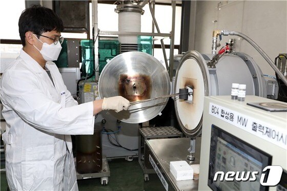 고출력 마이크로웨이브 장치에 원료화 된 모의 폐기물을 투입해 탄화붕소로 합성한다 (원자력연 제공) © 뉴스1