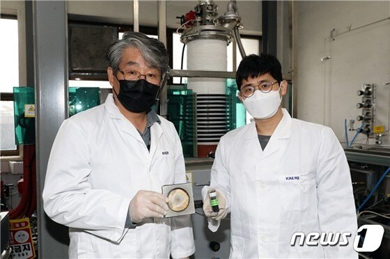 .연구진이 탄화붕소 중성자흡수체 시제품을 들고 있다 (왼쪽부터)박환서 고방사성폐기물처리연구실장, 이기락 선임연구원(원자력연 제공) © 뉴스1