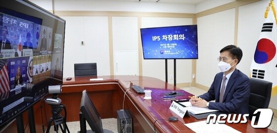   화상회의에 참석 중인 김용선 특허청 차장© 뉴스1
