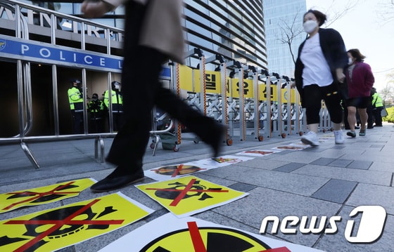 지난 14일 오전 서울 종로구 일본대사관 앞에 대학생기후행동 관계자들이 붙여 놓은 후쿠시마 원전 오염수 방출 규탄 피켓 위로 시민들이 지나고 있다./뉴스1 © News1 임세영 기자