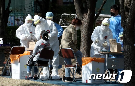 코로나19 검체 검사 /뉴스1 © News1 정진욱 기자
