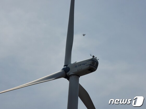 드론을 활용한 풍력발전기 안전점검 모습© 뉴스1