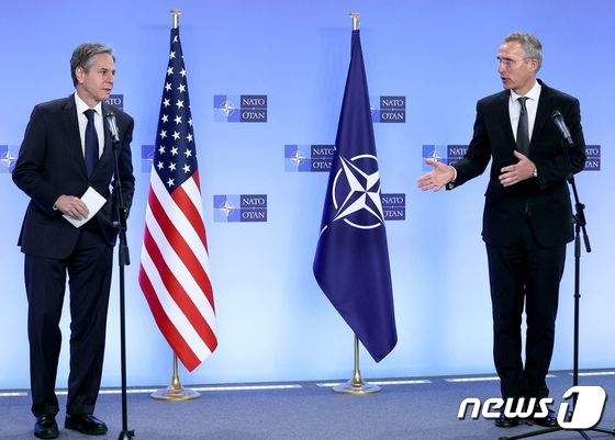 토니 블링컨 미국 국무장관(좌)과 옌스 스톨텐베르그 나토 사무총장. © AFP=뉴스1 