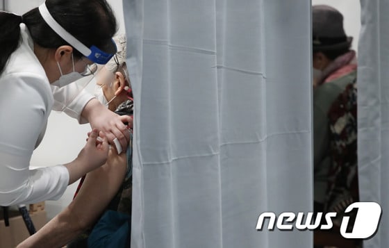 75세 이상 어르신들에 대한 코로나19 화이자 백신 접종이 시작된 15일 오전 서울의 한 예방접종센터에서 한 어르신이 백신을 접종 받고 있다. 2021.4.15/뉴스1 © News1 박정호 기자