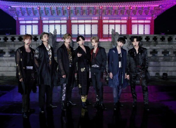지난해 9월 BTS 지민(오른쪽에서 3번째)가 경복궁 앞 공연에서 입었던 한복이 경매에 나온다. (빅히트 엔터테인먼트 제공) © 뉴스1