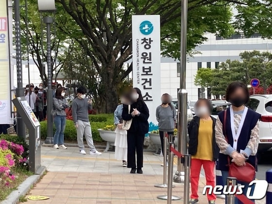 창원보건소 선별진료소 앞에서 코로나19 검사를 받기 위해 기다리는 시민들 2021.4.16/뉴스1 © News1 김다솜 기자