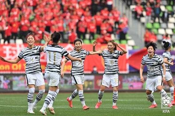 중국과 경기를 치르는 한국 여자축구 대표팀(대한축구협회 제공)© 뉴스1