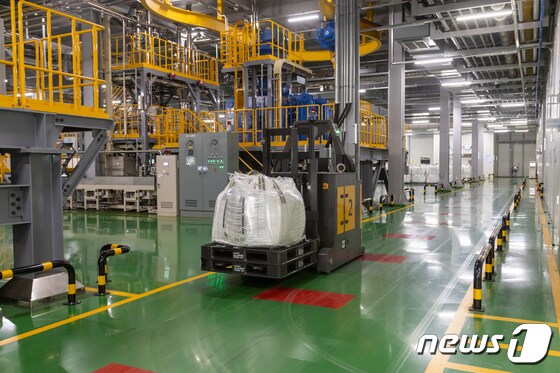 포스코케미칼 광양공장에서 무인운반로봇(AGV)이 제품을 운반하고 있다.(포스코케미칼 제공) © 뉴스1