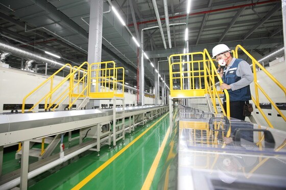 하이니켈 NCM 양극재가 제조되는 생산 라인 모습.(포스코케미칼 제공) © 뉴스1