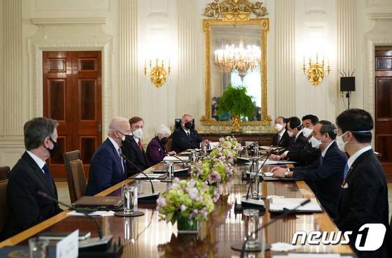 16일(현지시간) 미국 백악관에서 조 바이든 대통령과 스가 요시히데 일본 총리가 만나고 있다.  © AFP=뉴스1