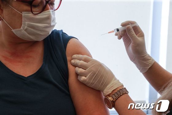 터키 앙카라에서 2021년 4월 1일 시노백 코로나19 백신을 접종하는 모습. © AFP=뉴스1