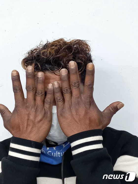 동티모르에서 건너와 한국의 돼지농장에서 9년 동안 일한 마리오씨(34)가 검게 그을린 자신이 손을 들어보이고 있다. © News1 박영래 기자