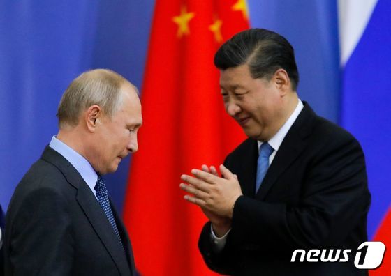 블라디미르 푸틴 러시아 대통령(왼쪽)과 시진핑 중국 국가주석 <자료사진> © AFP=뉴스1