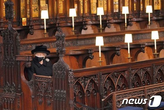 홀로 예배당에 앉아 있는 엘리자베스 2세 여왕. © 로이터=뉴스1 © News1 원태성 기자