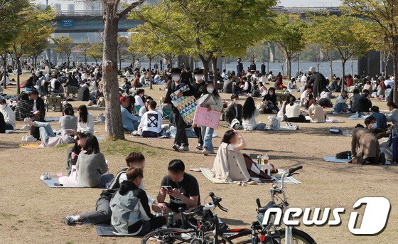 지난 18일 오후 서울 여의도 한강공원이 나들이를 나온 시민들로 북적이고 있다. 2021.4.18/뉴스1 © News1 구윤성 기자