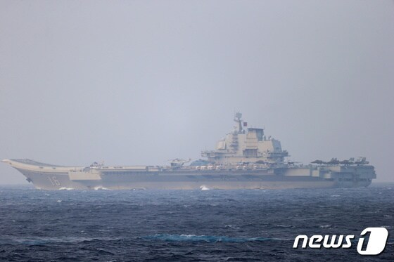 중국 해군 항공모함 '랴오닝' <자료사진> © 로이터=뉴스1