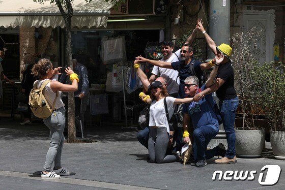 6월 17일 예루살렘의 한 거리에서 시민들이 마스크를 벗고 기념사진 촬영을 하고 있다. © AFP=뉴스1 © News1 이성철 기자