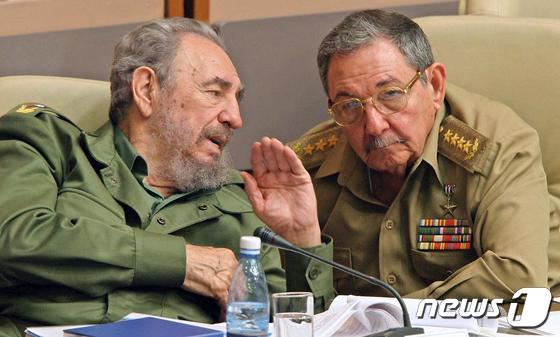 고(故) 피델 카스트로(왼) 전 쿠바 국가평의회 의장과 동생 라울 카스트로 공산당 제1서기. 피델이 2016년 타계하고, 라울도 2021년 4월 19일 폐막하는 8차 당대회와 함께 물러남에 따라 62년간 이어져온 쿠바의 '혁명세대'는 퇴장하게 된다. © AFP=뉴스1 
