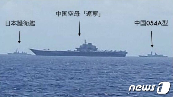 왼쪽부터 일본호위함, 중국 항공모함 랴오닝함, 중국 054A형 호위함(중국 자유시보 갈무리) 