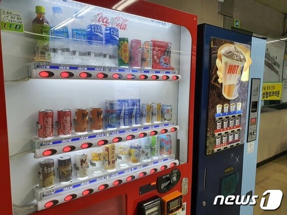 부산도시철도 2호선 화명역 역사에 설치된 자판기. 이 자판기에는 점자 표시판이 따로 부착돼 있지 않다.2021.4.19 /© 뉴스1 노경민 기자