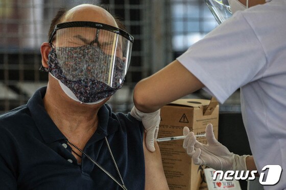 필리핀에서 코로나19 백신 접종이 이뤄지고 있다. © AFP=뉴스1