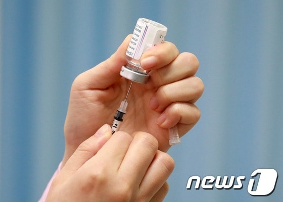 지난 2일 오전 서울 마포구보건소에서 의료진이 보건의료단체장에게 접종할 아스트라제네카 코로나19 백신을 주사기에 분주하고 있다. 2021.4.2/뉴스1 © News1 신웅수 기자