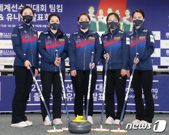 컬링 여자국가대표팀 팀 킴은 2021 세계여자컬링선수권대회에서 6승6패로 공동 7위에 올라있다. © News1 김진환 기자
