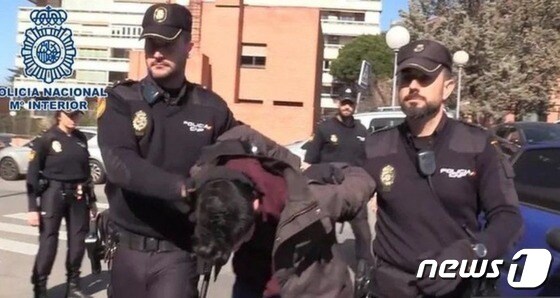 경찰에 연행되는 고메스 - 스페인 경찰 배포