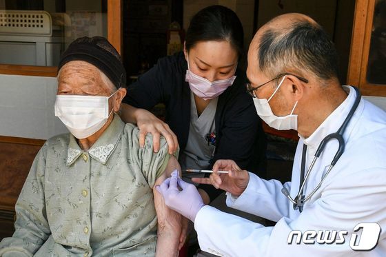 일본 나가노현 기타아이키에서 의료 종사자가 가정을 방문해 노인에게 코로나19 화이자 백신을 접종하고 있다. © AFP=뉴스1 © News1 우동명 기자