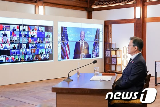 기후정상회의 바이든 미국 대통령 발언 듣는 문 대통령
