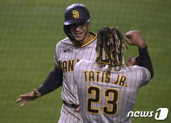 23일(한국시간) LA 다저스전에서 홈런을 친 샌디에이고 파드리스 트렌트 그리샴과 페르난도 타티스 주니어. © AFP=뉴스1