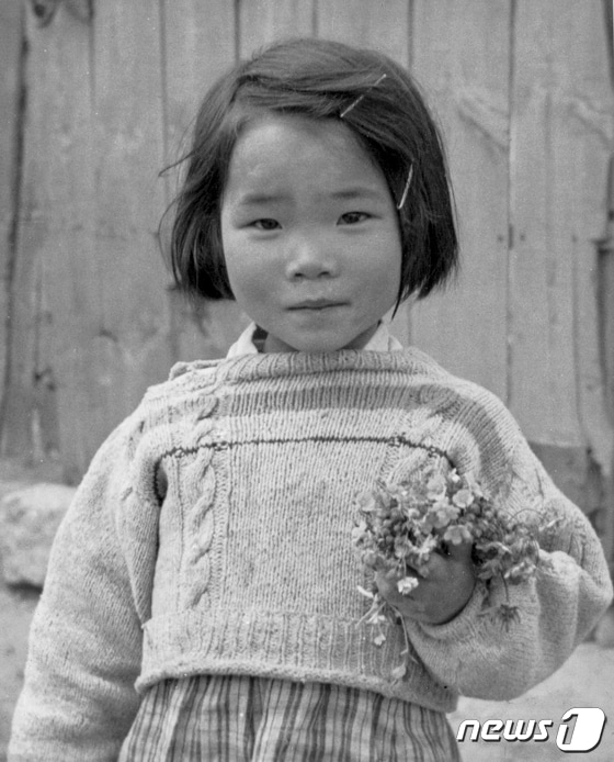 꽃을 든 어린아이(전쟁기념관 소장)© 뉴스1