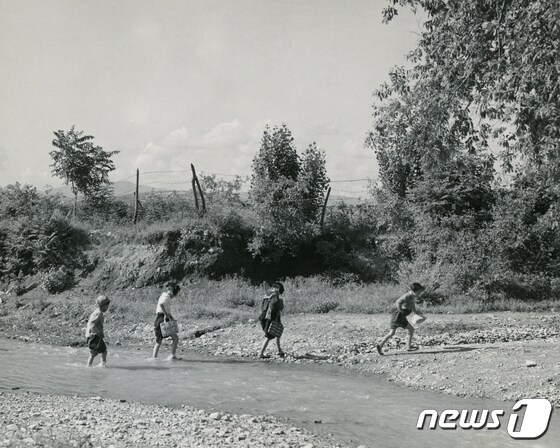 강을 건너는 아이들(전쟁기념관 소장)© 뉴스1