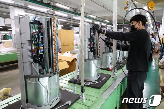 한 근로자가 지난달 26일 경기 안산 파세코 공장에서 창문형 에어컨을 조립하고 있다. (파세코 제공) /2021.04.26 © 뉴스1