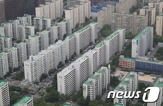 서울 여의도 63아트에서 바라본 여의도 일대 아파트 모습. 2021.4.27/뉴스1 © News1 박지혜 기자