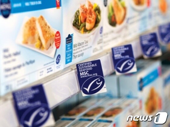 MSC 인증 획득 수산가공품이 외국의 한 마트에 진열돼 있다(MSC 한국사무소 제공) © 뉴스1