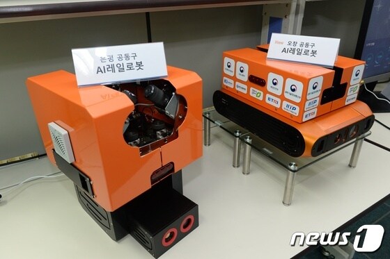 기존 모델(왼쪽)보다 소형화, 경량화 등 개선을 이룬 청주 오창 공동구 AI레일 로봇(오른쪽) 모습(ETRI 제공) © 뉴스1