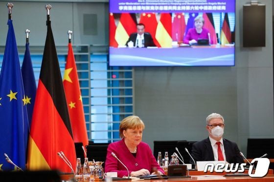 앙겔라 메르켈 독일 총리가 2021년 4월 28일(현지시간) 베를린 총리관저에서 리커창 중국 총리와 화상으로 ‘중국·독일 정부 협상’에 참석을 하고 있다. © AFP=뉴스1 © News1 우동명 기자