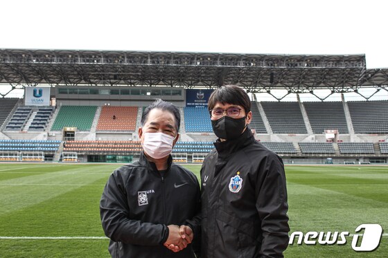 울산시민축구단 윤균상 감독(오른쪽).© 뉴스1