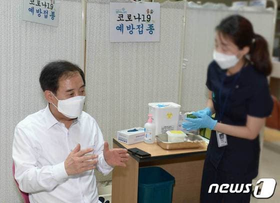 코로나19 백신 접종하는 박윤국 포천시장 © 뉴스1
