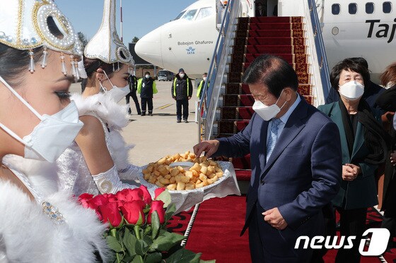 박병석 국회의장은 3일 오전 11시40분경(현지시간) 키르기스스탄 수도 비슈케크 소재 마나스 국제공항에 도착해 환영을 받고 있다. 2021.04.03 (국회의장실 제공) © 뉴스1